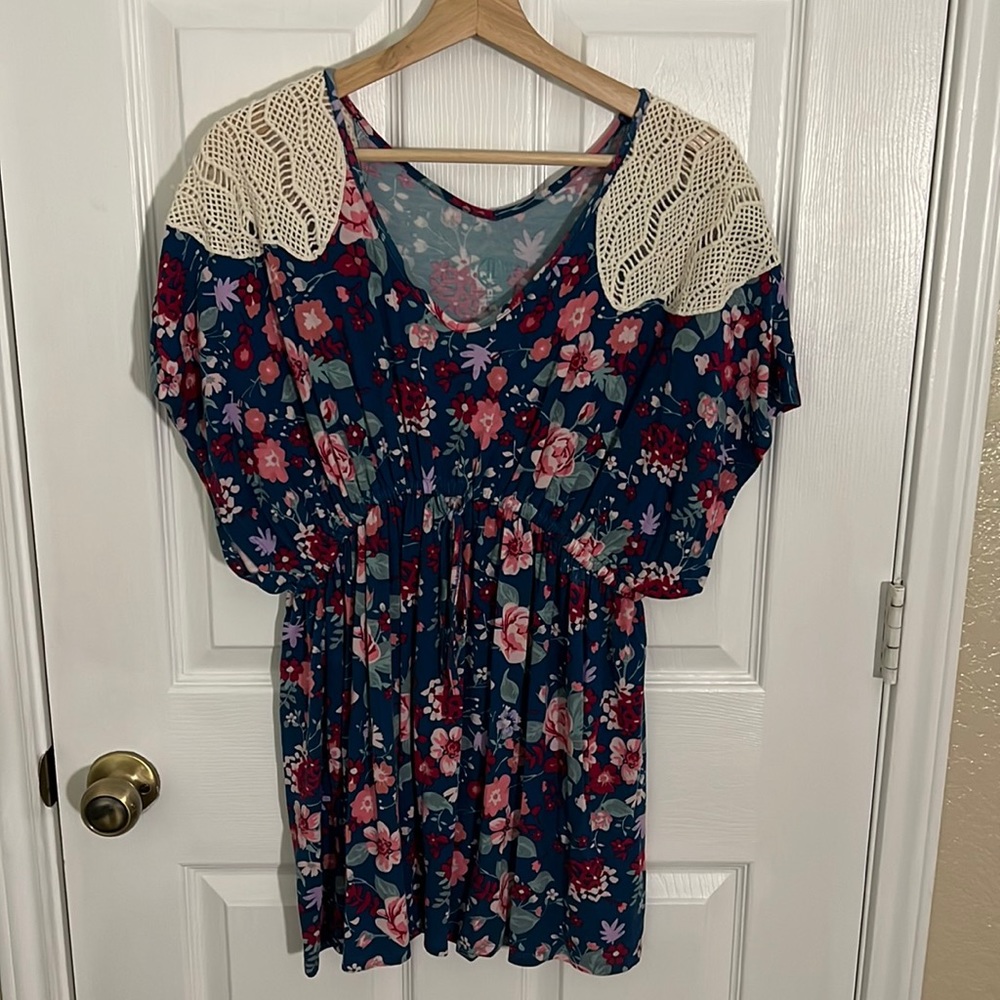 Maternity size Large blouse. Multiple color blouse from Liz Lange Maternity